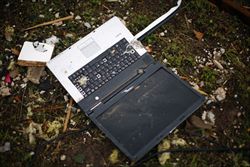 Un computer distrutto (foto del servizio: Reuters).