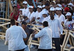 L'uomo arrestato dai servizi di sicurezza cubani durante la Messa di Benedetto XVI nella piazza Antonio Maceo di Santiago (Ansa).