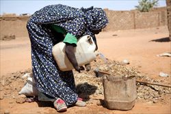 Kaltoum, 19 anni, ha perso la mano sinistra ed è stata seriamente ferita durante un attacco al suo villaggio, in Sudan. Continua a lottare per vivere in un campo profughi dove ha trovato riparo. Foto di Abert Gonzalez Farran/Unamid. Epa/Ansa. 