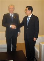 Il premier Mario Monti e il presidente cinese Hu Jintao ANSA/ Elisabetta Olivi