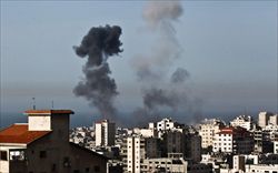 Il fumo delle esplosioni su Gaza dopo i raid israeliani.