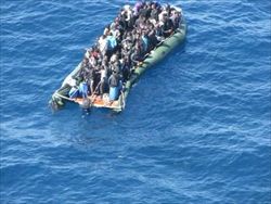 Il gommone soccorso dalla Guardia Costiera con a bordo cinque vittime (foto sopra e di copertina: Ansa).