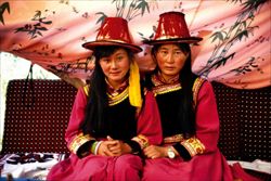 Graziose ragazze cinesi dell'etnia uigur.