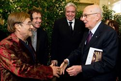 Un recente incontro  tra il Presidente della Repubblica Giorgio Napolitano en Lucio Dalla, al Teatro Comunale di Bologna, in occasione dello spettacolo "Note di solidarietà" (foto Ansa).