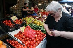 Un mercato di contadini ad Atene (foto Ansa).