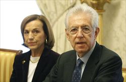 Il premier Mario Monti con il ministro del Lavoro Elsa Fornero.