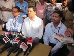 La conferenza stampa in cui i negoziatori indiani hanno rinunciato al mandato (foto del servizio: Ansa).