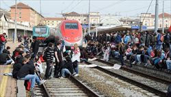 Venerdì 9 marzo: una manifestazione No Tav blocca il traffico ferroviario in entrata e in uscita dalla stazione Porta Nuova di Torino. Foto di Alessandro Di Marco/Ansa.