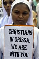 Una suora manifesta solidarietà e vicinanza ai cristiani perseguitati dell'Orissa. Foto Reuters. 