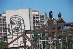 Il montaggio del palco papale a Plaza de la Revoluciòn, all'Avana.
