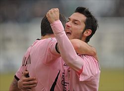 Igor Budan del Palermo esulta con Andrea Mantovani durante la partita contro il Siena allo stadio Artemio Franchi (Ansa).