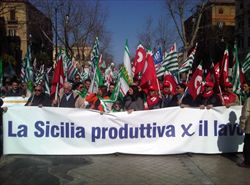 Un momento della manifestazione per il lavoro e la legalità di Palermo (Foto del servizio: Ansa).