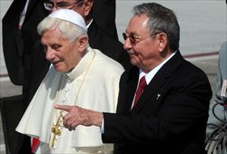 Benedetto XVI accolto da Raul Castro al suo arrivo a Cuba (Ansa).