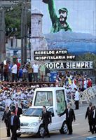 Il Papa a Santiago de Cuba, con dietro l'immagine del Fidel Castro "rivoluzionario" (Ansa). 