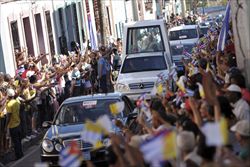 L'abbracio della folla al Papa dopo il suo arrivo a Santiago de Cuba (Ansa).