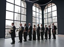 Alcuni professori d'orchestra de "I Pomeriggi Musicali" in un salone affacciato sul Duomo di Milano.