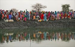 Sud Sudan: donne sfollate alla ricerca dell'acqua. Foto Reuters.