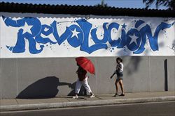 Un manifesto che inneggia alla rivoluzione nelle strade della capitale cubana (Reuters).
