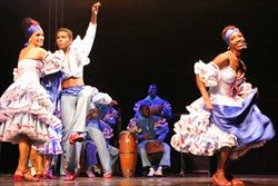 Alcuni ballerini di rumba cubana, patrimonio culturale dell'isola.
