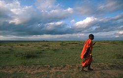 Un Samburu in cammino in un paesaggio incontaminato.