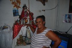 Una "santera" di Cuba, simbolo della religiosità tradizionale dell'isola.