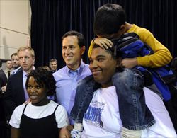 Rick Santorum con alcuni sostenitori (foto del servizio: Ansa).