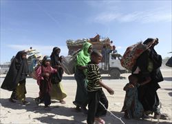 Profughi somali scappano dalla guerra, dalla siccità e dalla fame. Foto Reuters.