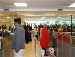 Nelle foto di questo servizio i controlli e gli agenti della "United States Custom Border Protection", la dogana statunitense, all'aeroporto internazionale Dulles di Washington.