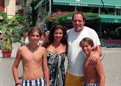  L'ex campione della Lazio Giorgio Chinaglia con la famiglia in vacanza a Positano (Ansa).