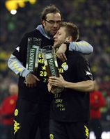 Jurgen Klopp, allenatore del Borussia Dortmund, abbraccia uno dei suoi giocatori (foto del servizio: Reuters).