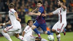 Lionel Messi attorniato dai difensori del Milan (foto del servizio: Reuters).