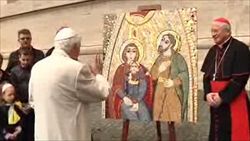 Papa Ratzinger benedice l'icona della Santa Famiglia di Nazareth.