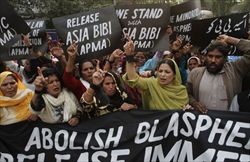 Manifestazioni a favore di Asia Bibi e contro la legge sulla blasfemia. Foto Reuters.
