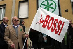 Un fan di Bossi di fronte alla sede di via Bellerio.