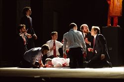 Una scena di gruppo dello spettacolo (foto Marasco).