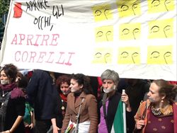 La manifestazione davanti al Cie di Milano, in via Corelli (Foto: LasciateCIEntrare).