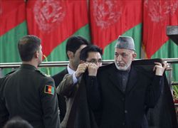 Il presidente Karzai a una cerimonia presso l'accademia della polizia di Kabul (foto del servizio: Reuters).