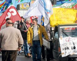 La protesta dei lavoratori della Gesip, società per lo sviluppo dei servizi a favore dell'occupazione del Comune di Palermo e l'Agenzia del lavoro (foto Palazzotto)..