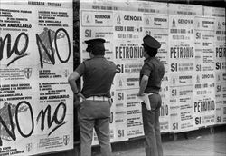 Manifesti per il referendum del 1993 (foto Ansa).