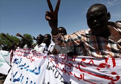 Manifestanti in favore del Movimento di liberazione del Sud Sudan (Reuters).