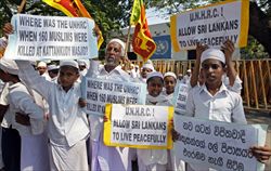 Proteste a Colombo (Sri Lanka) davanti alla Sede delle Nazioni Unite (foto Reuters).