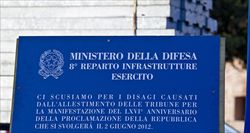 Allestimento delle tribune per la parata del 2 giugno di quest'anno. Il ministero della Difesa si scusa con i cittadini per i disagi. Foto Ansa. 