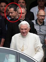 Nel cerchio rosso, Paolo Gabriele, uno degli uomini di fiducia del Papa, arrestato per possesso illecito di documenti riservati (Ansa).
