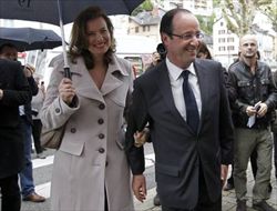 Francois Hollande con la compagna Valerie (Ansa).
