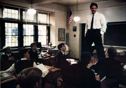 Una scena di "L'attimo fuggente", con Robin Williams nel ruolo di professore.