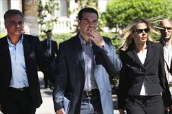 Al centro, il leader della Syriza, Alexis Tsipras (foto sopra e di copertina: Reuters). 