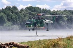 Uomi del Corpo Forestale a bordo di un elicottero effettuano i prelievi di campioni di acqua per la successiva analisi di eventuali sostanze inquinanti (Ansa).