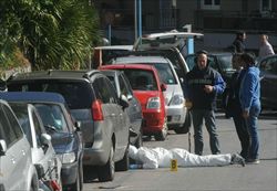 Le indagini sul luogo dell'attentato contro Roberto Adinolfi, dirigente Ansaldo (foto Ansa).