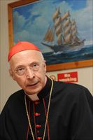 Il cardinale Bagnasco (foto sopra e di copertina: Ansa).