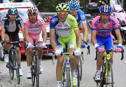 Ivan Basso alla testa del gruppo in fuga (foto del servizio: Reuters).
